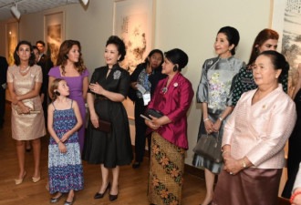 彭丽媛邀请G20第一夫人们参观中国美院