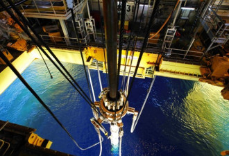 全球首座超深水双钻塔钻井平台烟台起航