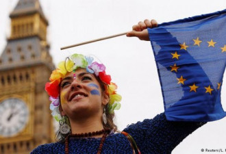 反对脱离欧盟 数千英国人“为欧洲而游行”