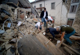 意大利地震灾区房屋坍塌 救援人员紧急搜救