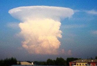 巨型蘑菇云惊现天际 俄罗斯民众恐慌