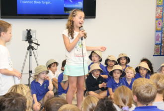 加拿大11岁女孩环游地球学唱80国国歌做慈善