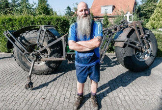 德国大叔自制近一吨重自行车 还打算骑着走