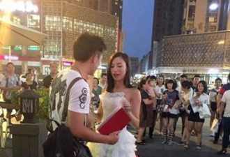 90后美女骑摩托车拿房产证 街头上演浪漫求婚