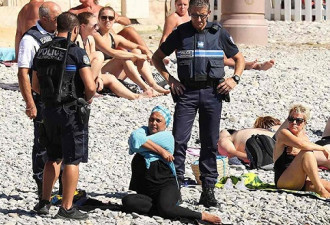 法国警察在沙滩强迫穆斯林女性脱衣！