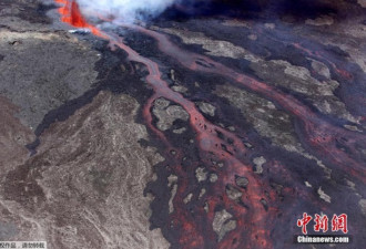 法国留尼旺岛火山喷发 熔岩迸溅场面震撼