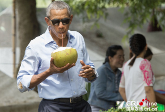 奥巴马出访老挝：街边抱椰子喝椰汁