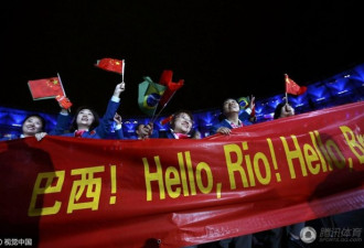 中国残奥代表团入场 残奥健儿手举横幅展笑颜