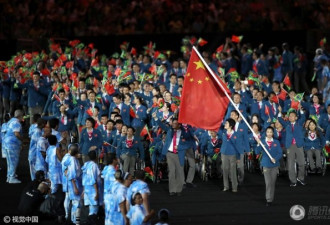 中国残奥代表团入场 残奥健儿手举横幅展笑颜