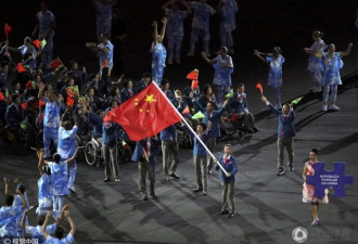 中国残奥代表团入场 残奥健儿手举横幅展笑颜