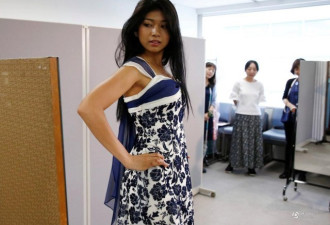 日本小姐冠军为出征世界小姐大赛选“战袍”