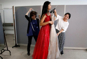 日本小姐冠军为出征世界小姐大赛选“战袍”