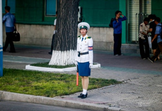 朝鲜街头女交警英姿飒爽 成为一道靓丽风景线