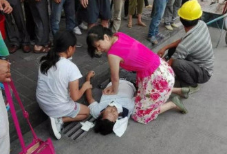 广东佛山两名女子街头跪地 抢救建筑工人