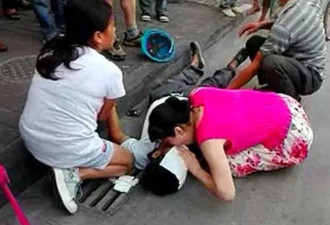 广东佛山两名女子街头跪地 抢救建筑工人