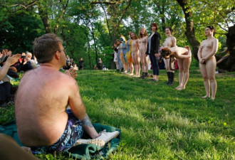 城会玩！纽约户外公园上演全裸女版莎士比亚剧