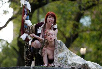 城会玩！纽约户外公园上演全裸女版莎士比亚剧
