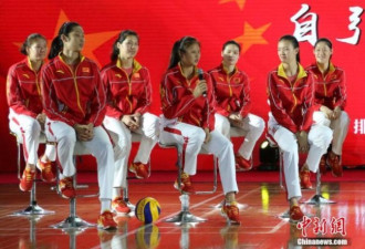 “打到你服！” 女排访北大清华 自曝表情包