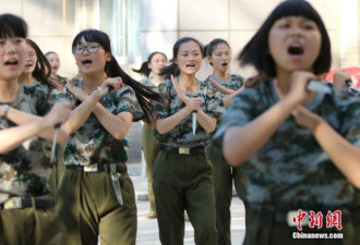 郑州大学军训设女子匕首连 女神秒变“女汉子”