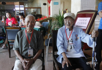 河南抗战老兵胜利日再聚首 平均年龄近百岁