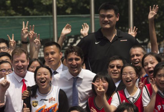 杜鲁多在上海：带中学生篮球队对阵姚明