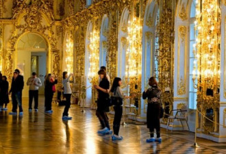 中国游客在俄皇宫大厅当众小便 俄媒震惊