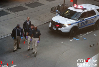 纽约一男子当街持切肉刀袭警