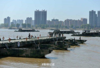 26分40秒 1150米钢铁浮桥横跨长江 就这么牛