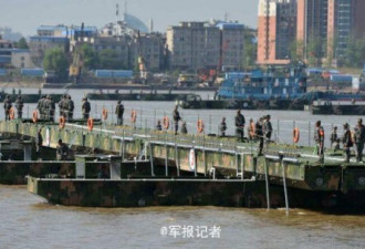 26分40秒 1150米钢铁浮桥横跨长江 就这么牛
