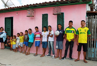 巴西夫妇造人20年连生13男孩 不生女不罢休
