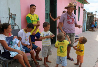巴西夫妇造人20年连生13男孩 不生女不罢休