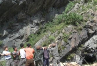 朝鲜电视台:播出民众抢险救灾现场画面