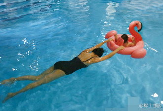 章子怡与女儿戏水 泳衣都遮不住她的好身材
