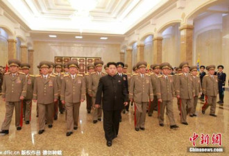 朝鲜国庆68周年领导层参谒太阳宫 金正恩献花篮
