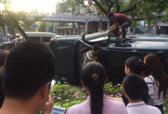 北京西单一越野车失控撞到行人 至少3人受伤