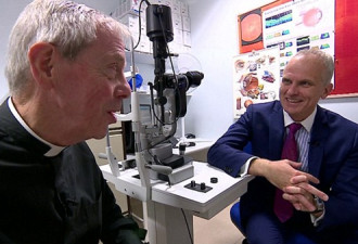 机器人完成全球首例眼科手术:修补视网膜漏洞