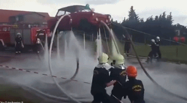 城会玩!德国消防员用水枪打造“飞行汽车”