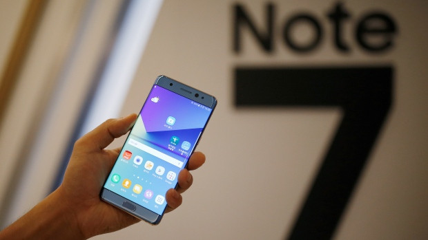 A model poses for photographs with a Galaxy Note 7 new smartphone during its launching ceremony in Seoul, South Korea, August 11, 2016. 