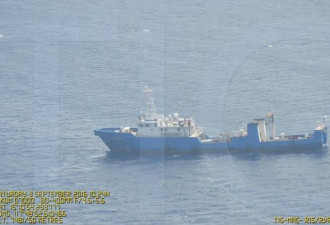 菲律宾总统看中国船只在黄岩岛海域照片
