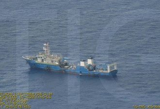 菲律宾总统看中国船只在黄岩岛海域照片