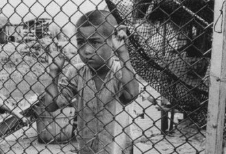 1962年港人为救大陆饥民 组成人墙挡住港英军