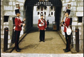 皇家騎警的潮流服饰：谁说他们只穿紅制服？