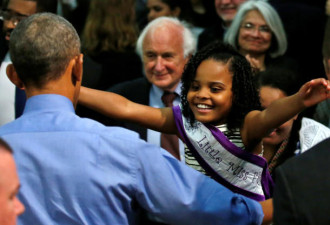 小姑娘热情拥抱奥巴马 却对他一脸嫌弃