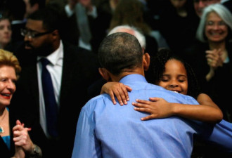 小姑娘热情拥抱奥巴马 却对他一脸嫌弃