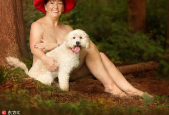 英国妇女组团抱爱犬拍摄裸体日历 为慈善募款