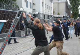 乌克兰民众冲击俄国使馆 抗议俄国议会选举