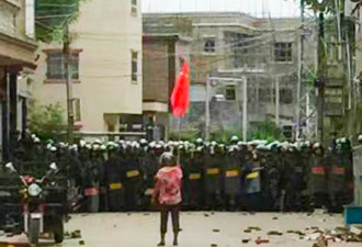 乌坎事件发酵再爆冲突 老妇举国旗挡军警