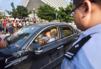 广东:两男子吸完毒停车等红灯 车内熟睡被抓