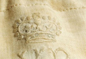英国女王超大“皇家内裤”拍出天价 创世界纪录