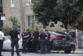 纽约街头清晨上演警匪飙车追撞 两男子在逃